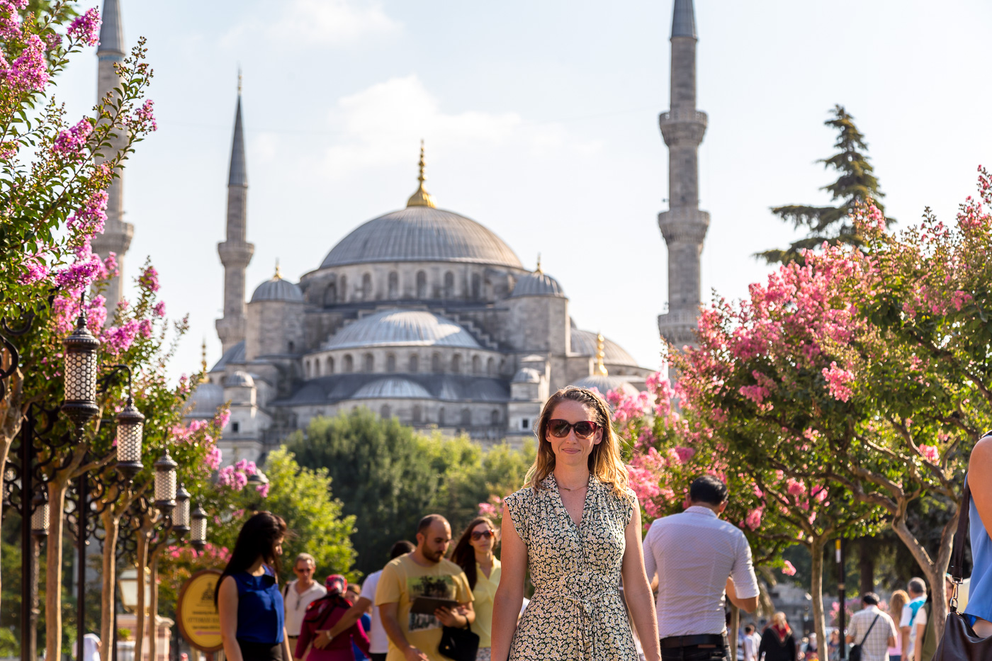 Туры в стамбул в апреле. Султанахмет 1. Турция Истанбул сохил. Стамбул турчанки прогулка. Стамбул девушка.